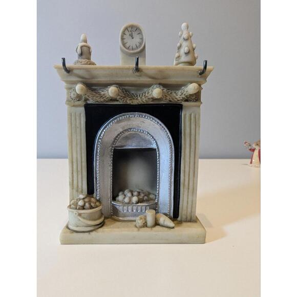 Enesco Christmas Mouse with Puppet Figurines and Dolls House Miniature Fireplace - Picture 6 of 9